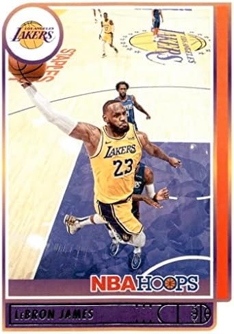 Монетная карта баскетболна серия Леброн Джеймс 2021 2022 Хупс № 136, на която той е изобразен на златна тениска на Лейкърс.
